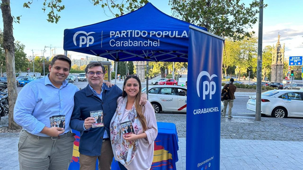 González en un reparto de panfletos en su distrito. Foto: PP Carabanchel