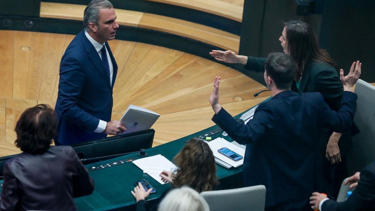 Momento en el que Ortega lanza sus papeles al edil de Más Madrid Eduardo Fernández Rubiño: Foto: Más Madrid