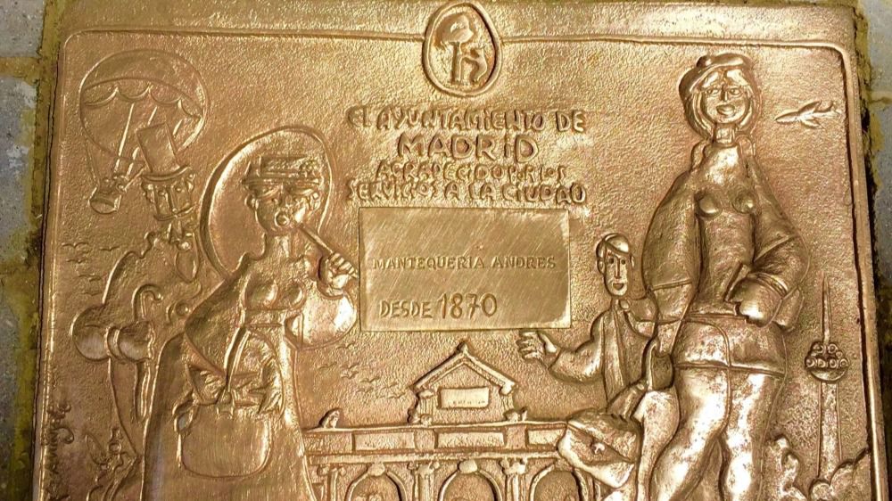 Placa diseñada por A.Mingote que distingue a una mantequería como comercio centenario. Foto: Memoria de Madrid