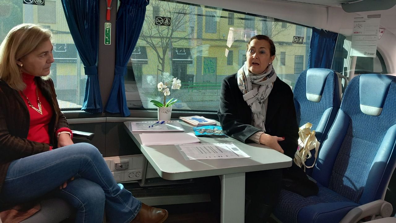 Lola Navarro, concejala, y trabajadora de la Agencia de Empleo en la visita al autobús del empleo.