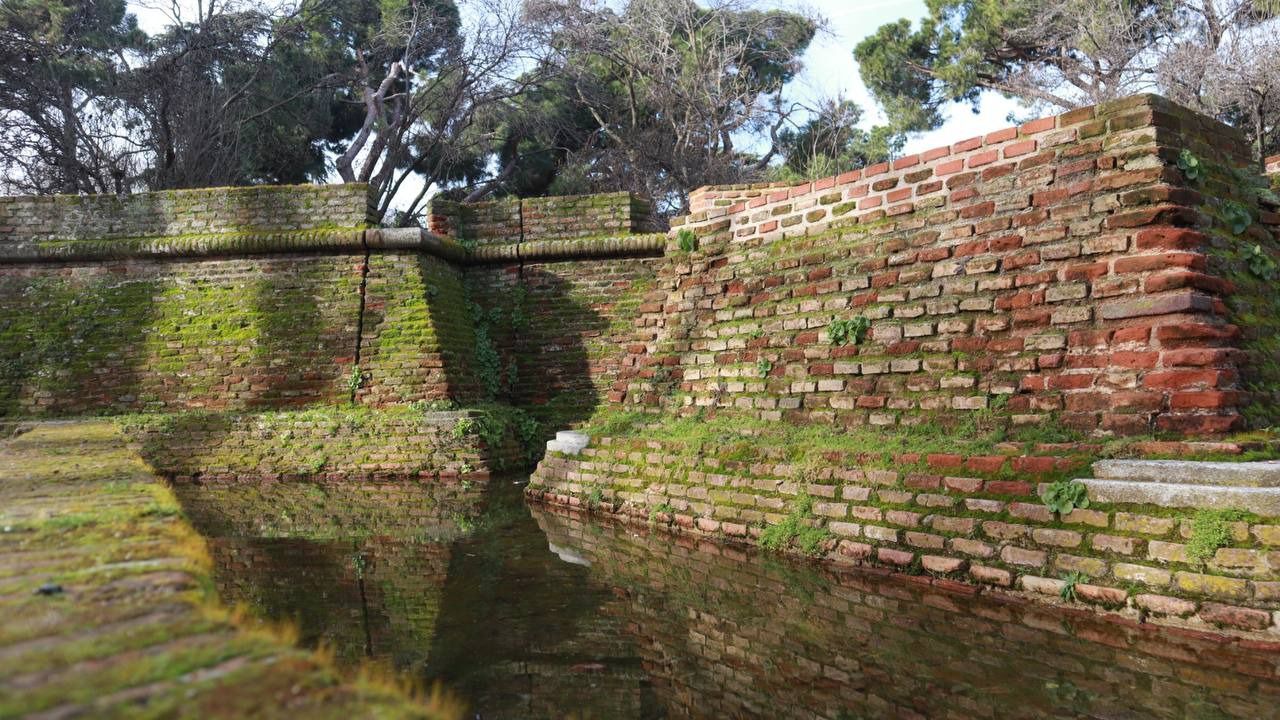 El musgo recubre el ladrillo rojo del fortín. Foto: Mónica González Road Experience Audiovisual