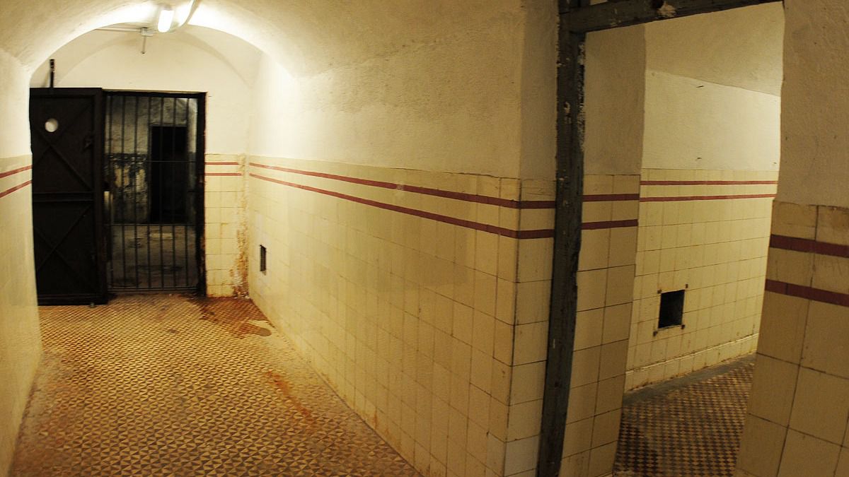 Interior del búnker con sus llamativas baldosas. Foto: Juan Luís Jaén