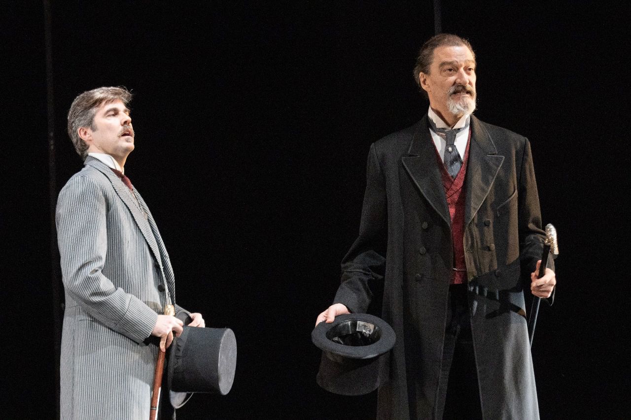 Alex Arestegui y Jacobo Dicenta en una escena de La Regenta. (Foto: Antonio Castro)
