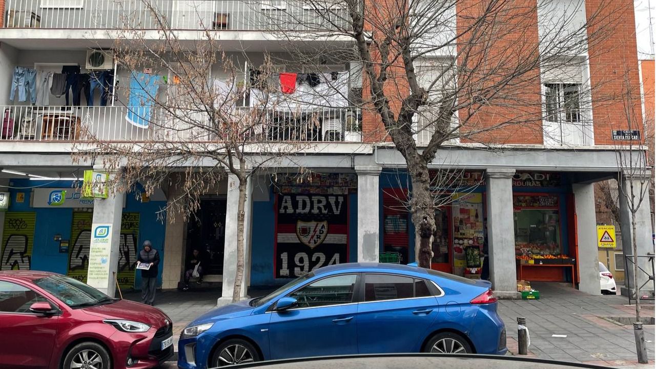 Muchos de los comercios de la zona del estadio lucen los emblemas y colores del Rayo. Foto: Mdo