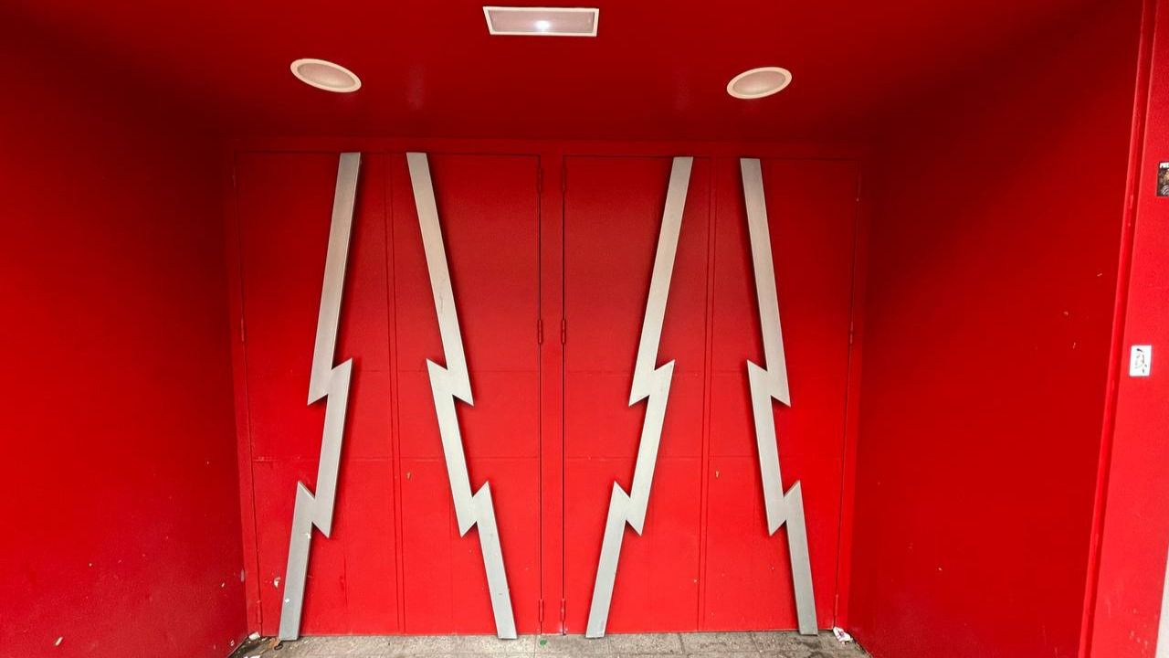 Los rayos en una de las puertas de acceso al estadio en la Avenida de la Albufera. Foto: Mdo