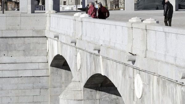 Vecinos sobre el Puente del Rey. Foto: Ayuntamiento de Madrid