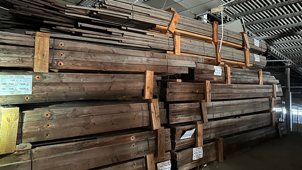 La madera camerunesa espera su próximo destino en la Casa de Campo. Foto: Grupo Municipal Socialista