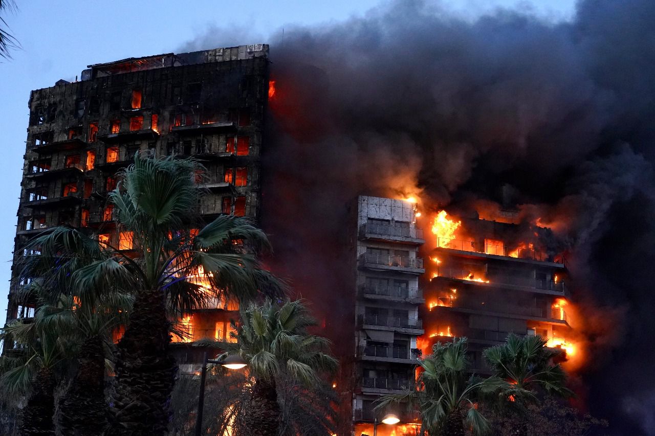 Edificio en llamas (Foto: Eduardo Manzana/Europa Press)