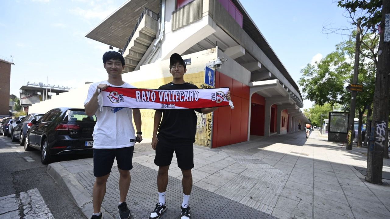 Aficionados del club a las puertas del estadio del Rayo Vallecano. Foto: Chema Barroso