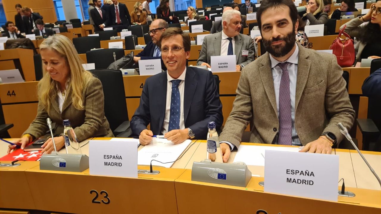 Rocío Albert, José Luis Martínez-Almeida y Carlos Cuerpo en la defensa de la candidatura de Madrid en Bruselas (Foto: Ministerio de Economía, Comercio y Empresa)