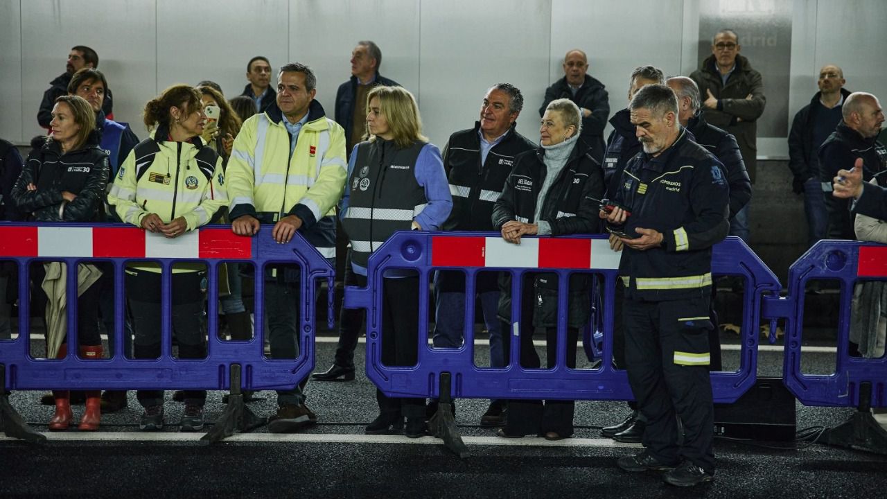 El consejero regional de transporte, la vicealcaldesa y la titular del área de Obras y Equipamientos asisten a un simulacro en los túneles de la M30. Foto: Ayto de Madrid