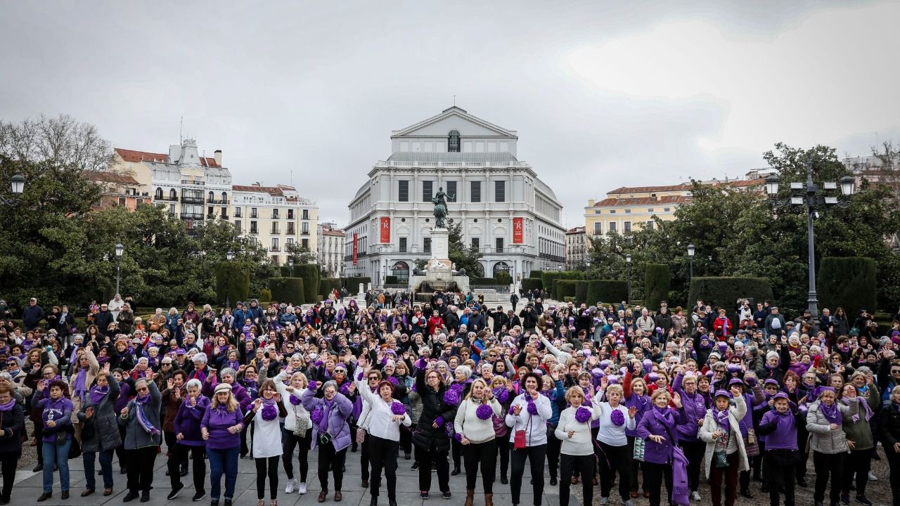 Usuarias de los centros de mayores de todos los distritos protagonizan el flashmob ‘Día de la Mujer’. Foto: Ayto de Madrid