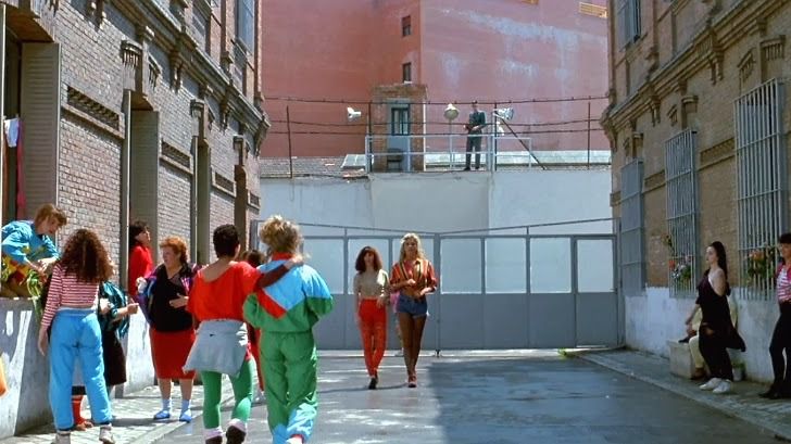 Patio de la cárcel de Yeserías en la película Tacones Lejanos (1991)