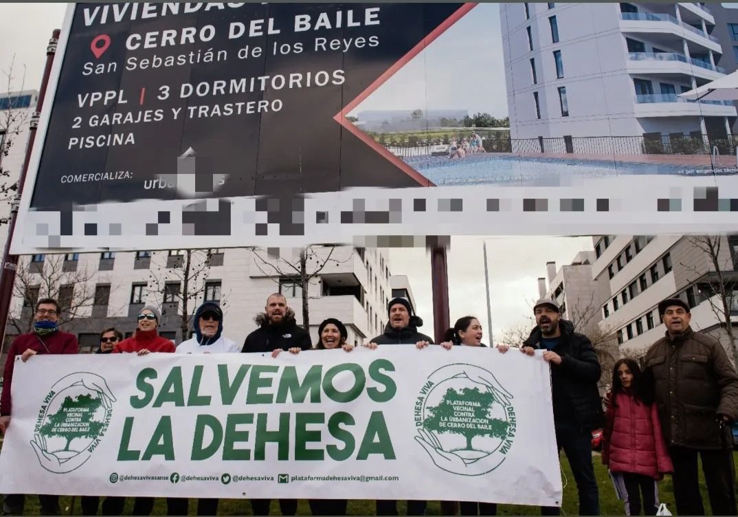 Vecinos manifestándose en contra de la publicidad de la venta de pisos en Cerro del Baile.
