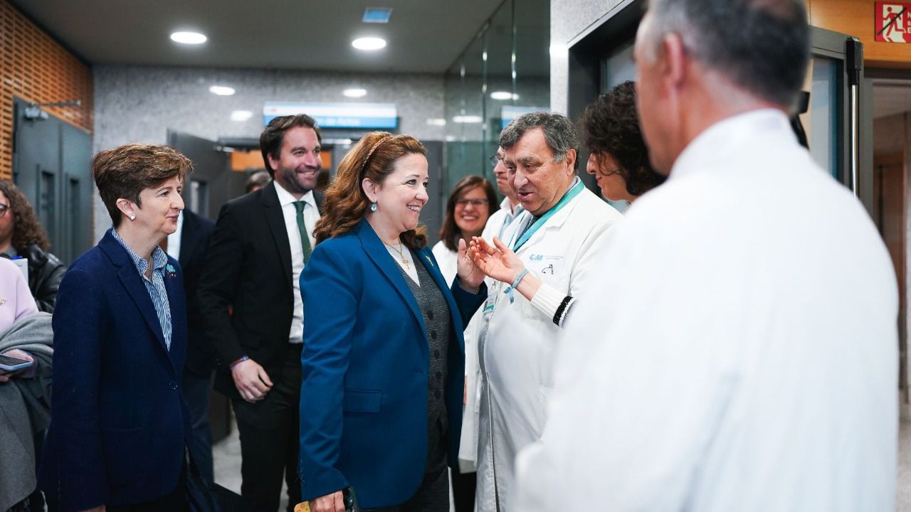 La consejera de Sanidad, Fátima Matute en el hospital público Santa Cristina.