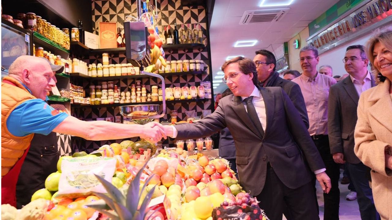 Almeida durante su recorrido por el mercado de Villaverde. Foto:María Vera de Road Experience Audiovisual