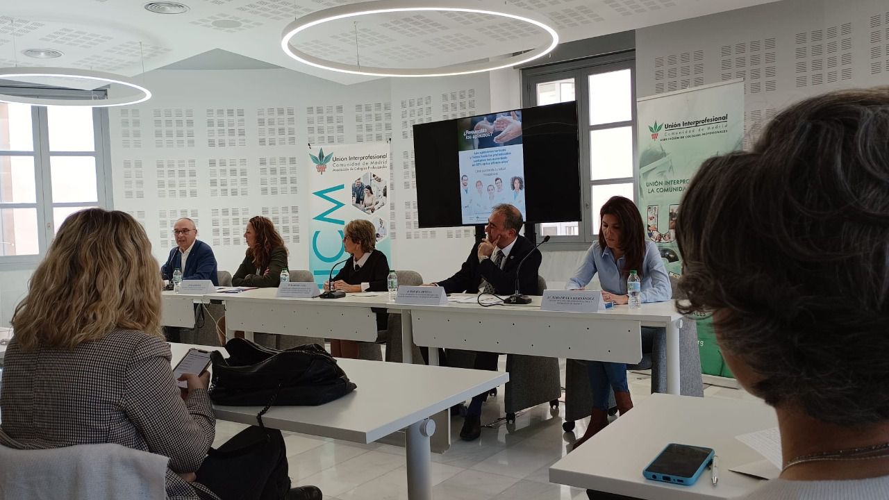 Sanitarios denuncian la situación en rueda de prensa (Foto: Fernando Rodríguez)