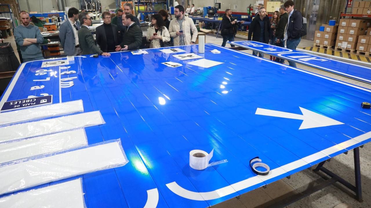 Las grandes placas para autopistas se fabrican también aquí. Foto: Road Esperience
