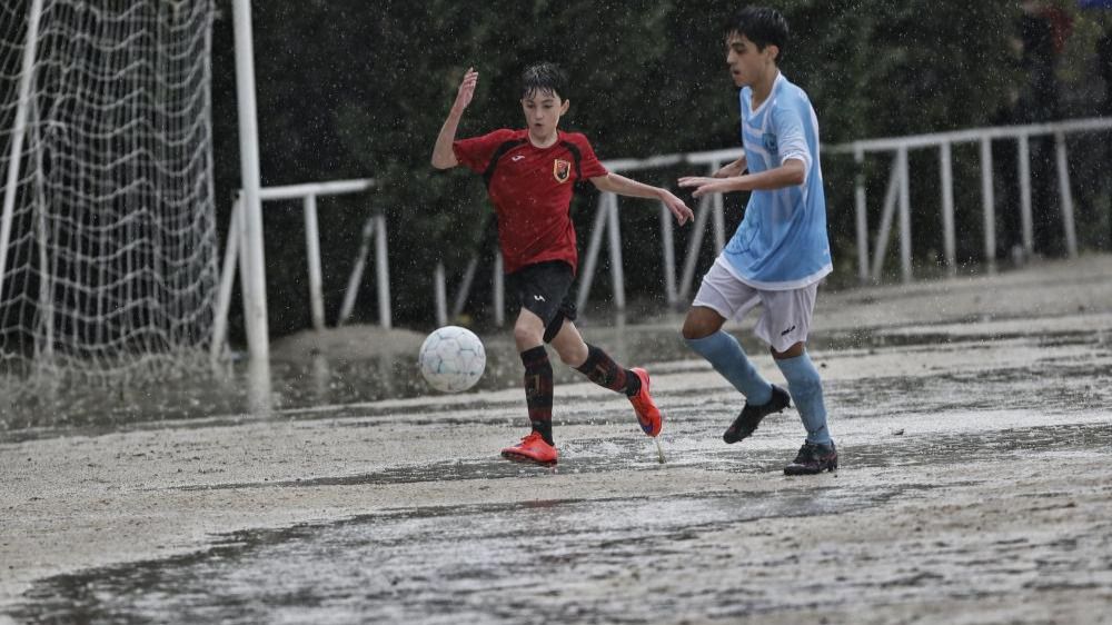 Un partido antes de la instalación de césped artificial en 2017. Foto: Racing Villaverde CF