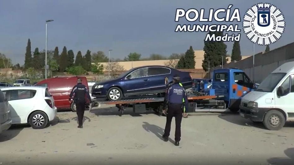 Una grúa retira un vehículo (Foto: Policía Municipal de Madrid)