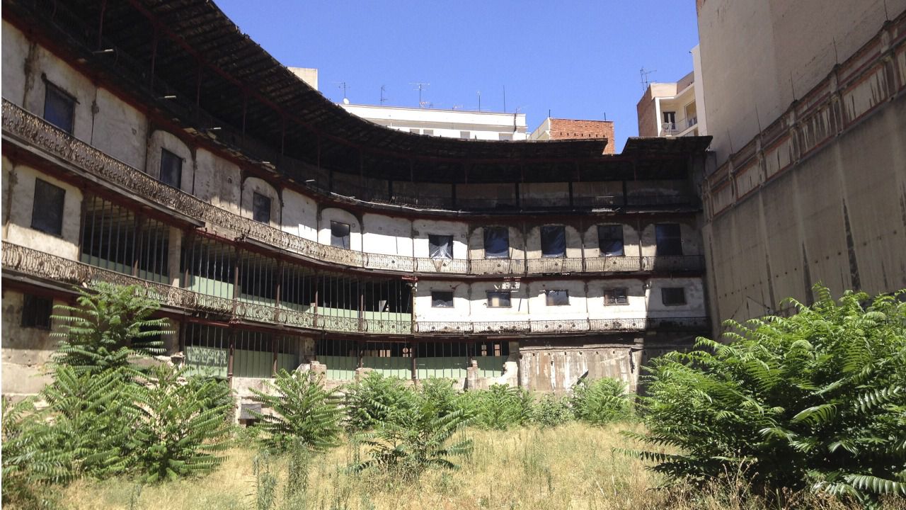 El frontón antes del proceso de restauración. Foto: Ayuntamiento de Madrid
