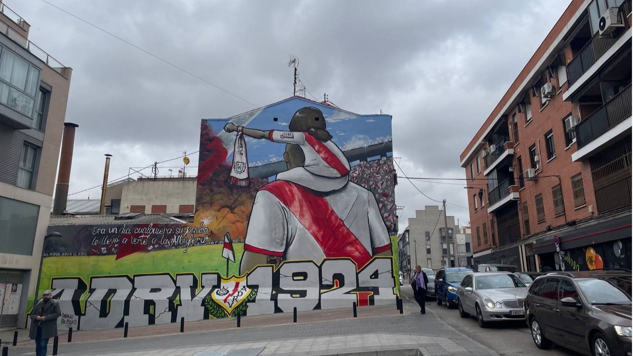 Las zonas cercanas al estadio muestran su apoyo al Rayo. Foto: Chema Barroso