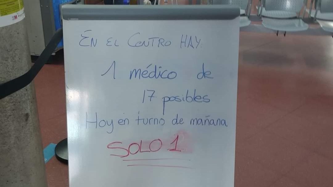 Cartel que indica la ausencia de médicos (Foto: AMYTS)