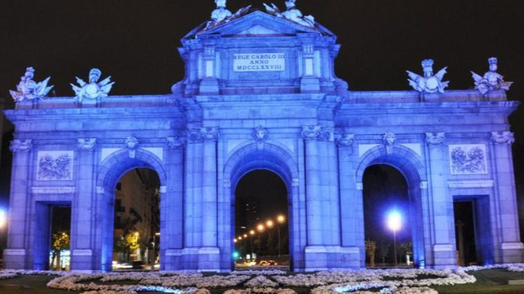 Edificio teñido de azul por el Día Mundial del Autismo