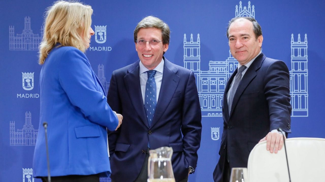 Sanz, Almeida y Carabante en la rueda posterior a la Junta de Gobierno. Foto: Ayuntamiento de Madrid