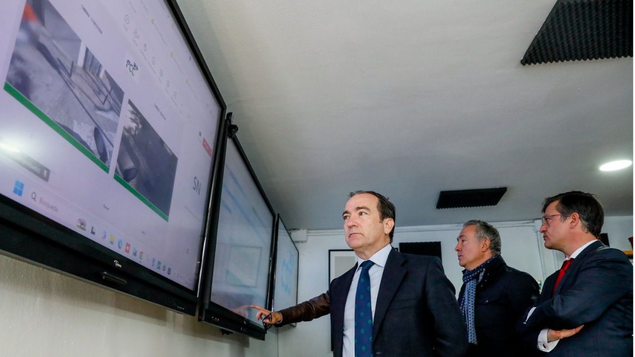 Carabante observa las imágenes que proporciona en directo del vehículo 'espía'. Foto: Ayuntamiento de Madrid