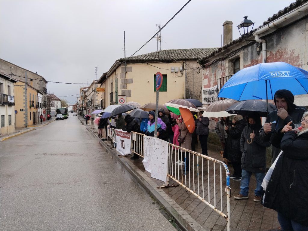 Concentración del pasado 31 de marzo (Foto: Asociación de Vecinos y Propietarios de Lozoyuela-Navas-Sieteiglesias)