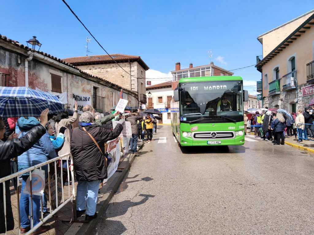 Autobús circulando por la avenida de Madrid de Lozyuela (Foto: Asociación de Vecinos y Propietarios de Lozoyuela-Navas-Sieteiglesias)