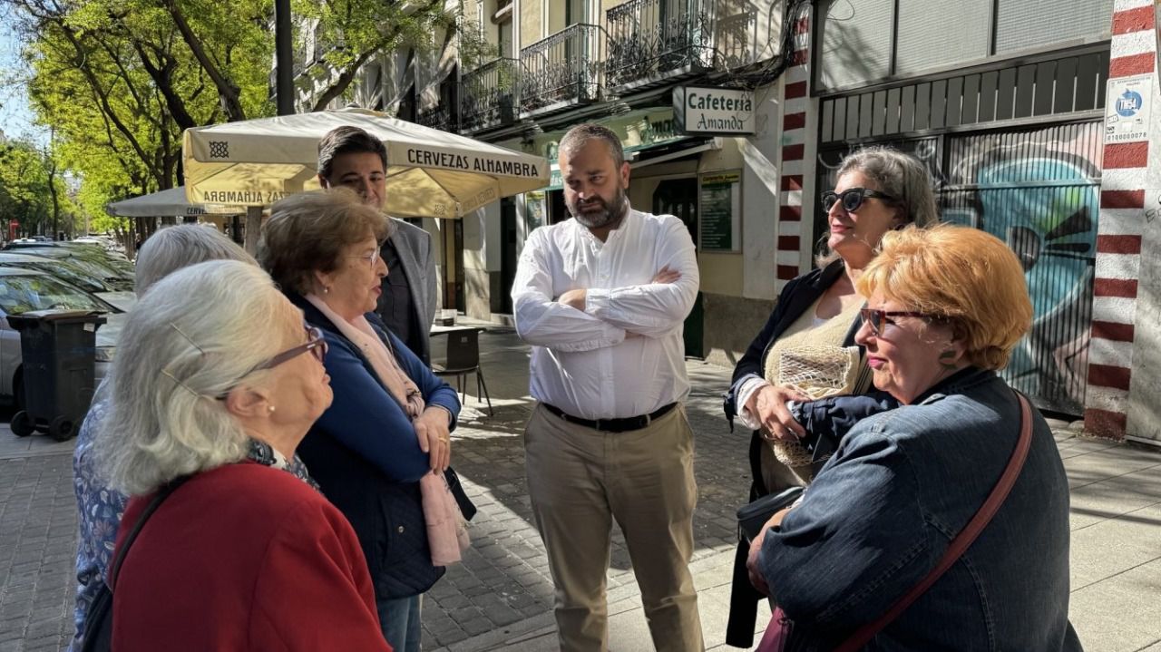 Las 'abuelas grafiteras' con el concejal de Centro, Carlos Segura (Foto: Ayuntamiento de Madrid)