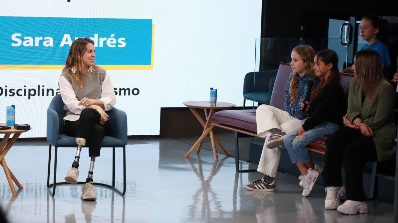 Sara Andrés con los aumnos de Primaria