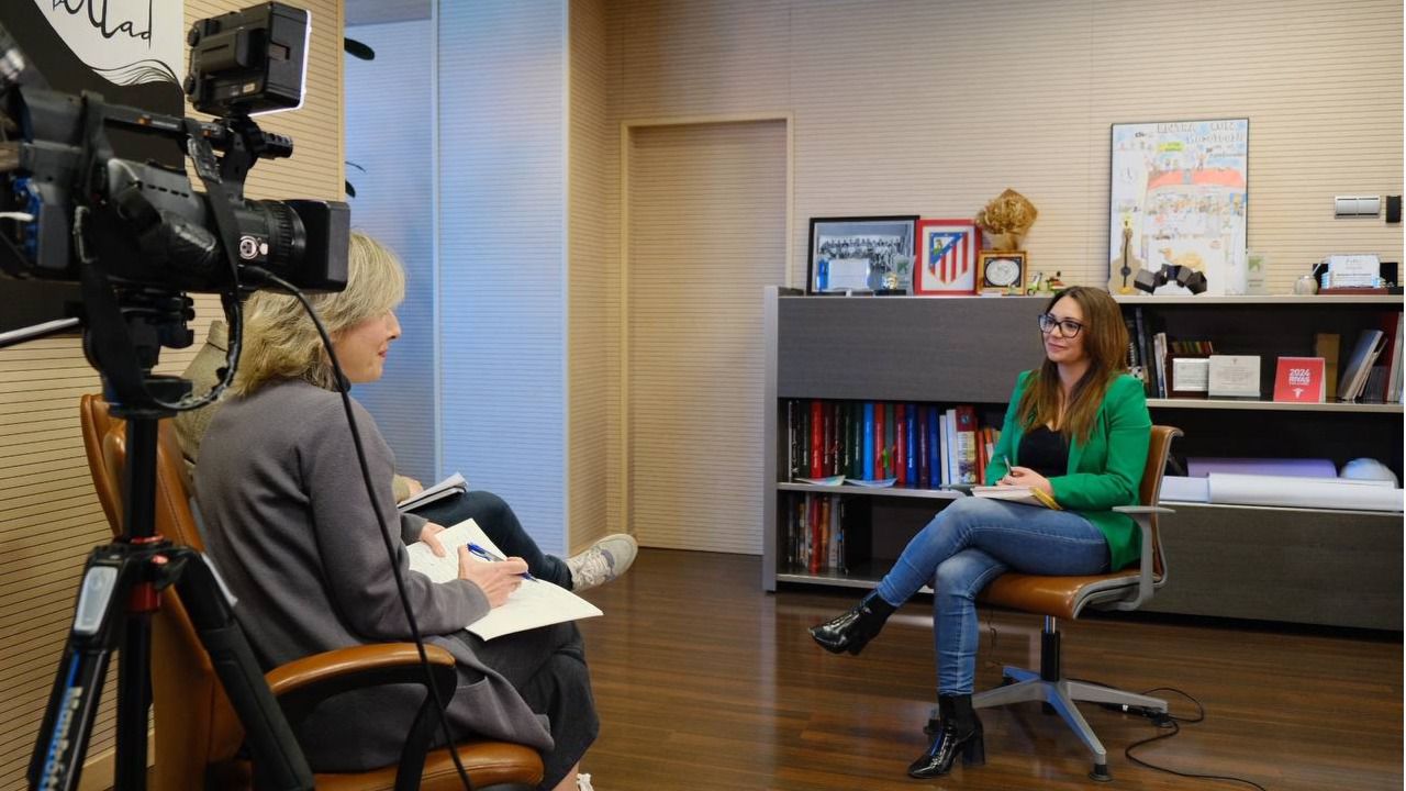 La alcaldesa dde Rivas-Vaciamadrid durante la entrevista. Foto: María Vera-Road Experience Audiovisual