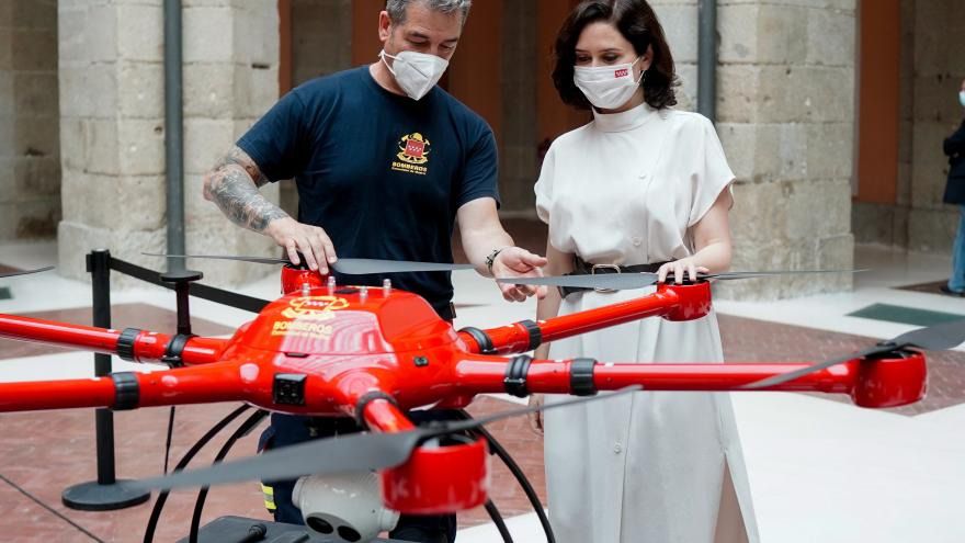 Diaz Ayuso presenta los primeros drones para Bomberos. Foto: Comunidad de Madrid