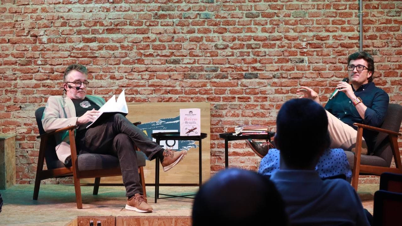 Jaime Rull presenta a Javier Ruiz Taboada en un recital de poesía en Zigia28 (Foto: Mónica González)