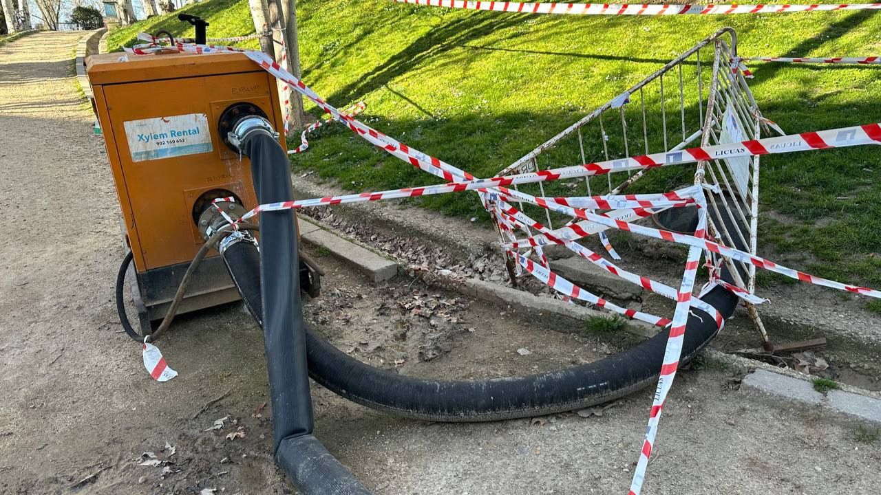 La máquina instalada por el Canal de Isabel II achica agua del socavón.