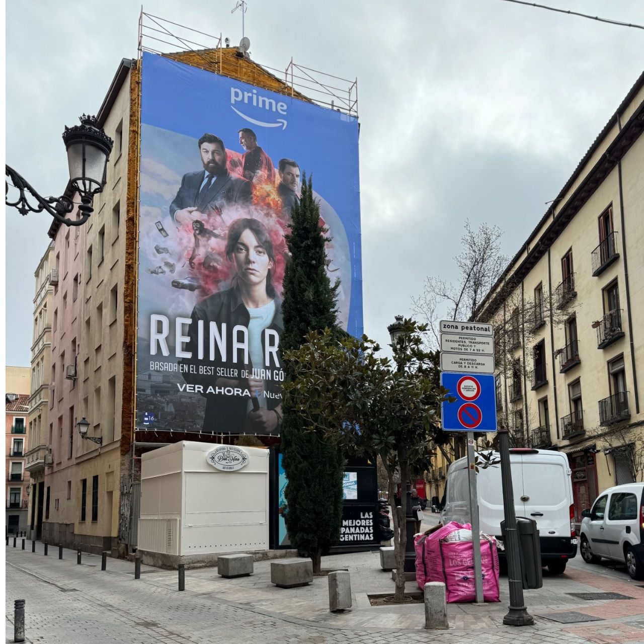 Lona publicitaria en calle Santiago 22