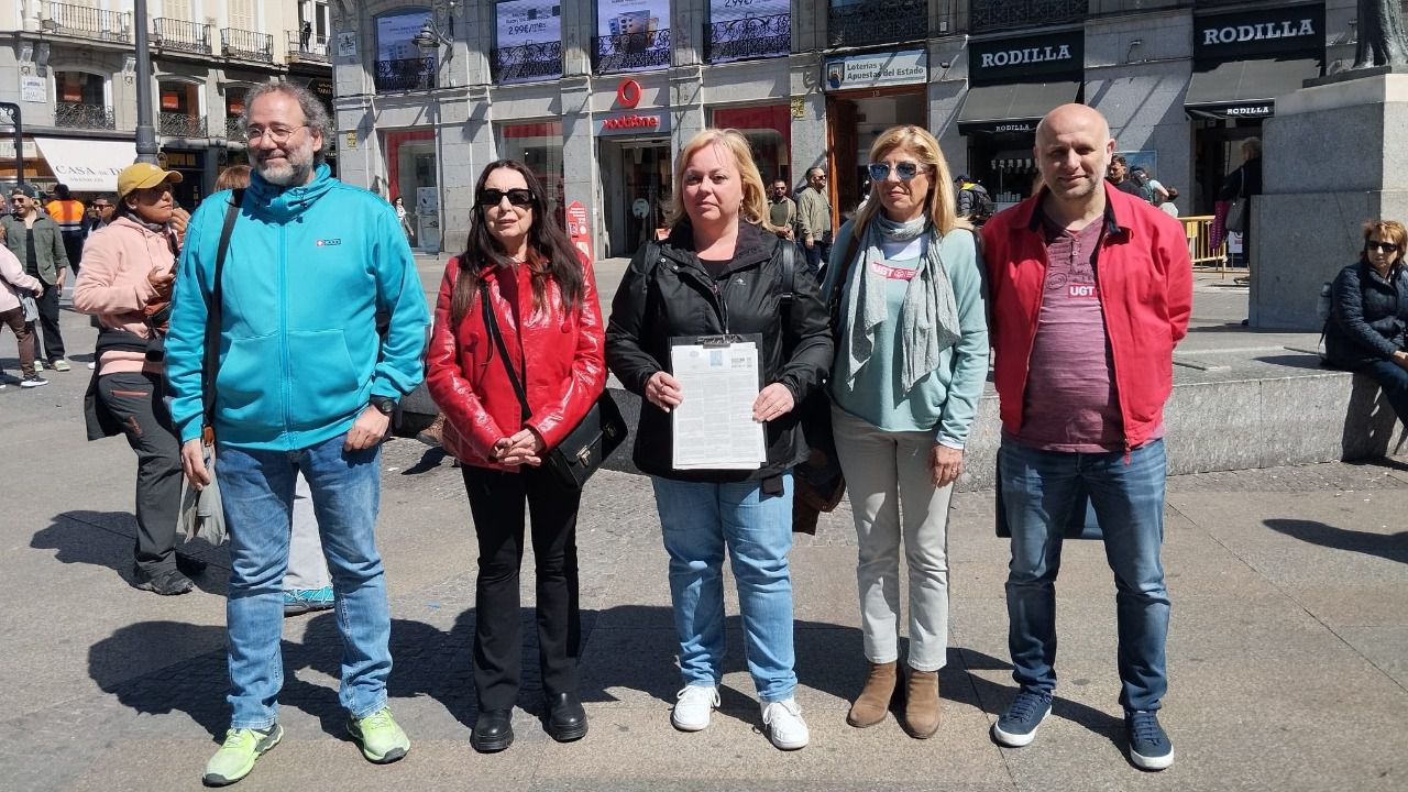 Representantes de la Plataforma por la Climatización y Adecuación de los Centros Públicos de la Comunidad (Foto: UGT)