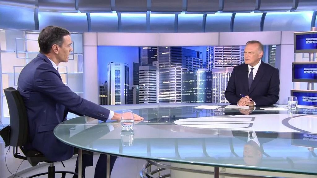 Pedro Piqueras entrevista a Pedro Sánchez (Foto: Telecinco)