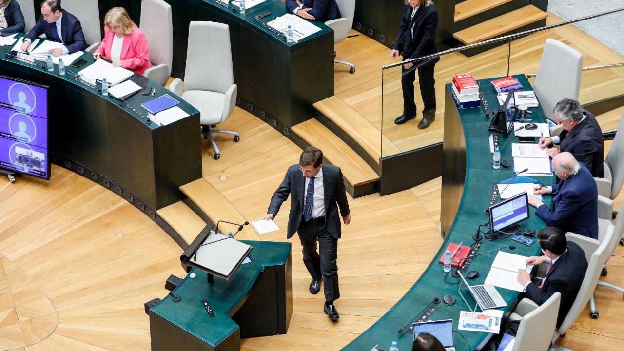 Almeida camino a la tribuna del Pleno. Foto: Ayuntamiento de Madrid