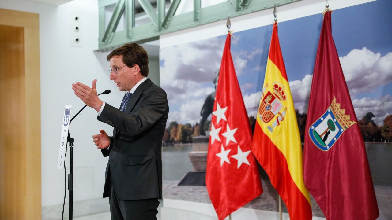 Almeida se dirige a los medios de comunicación junto al Pleno. Foto: Ayuntamiento de Madrid