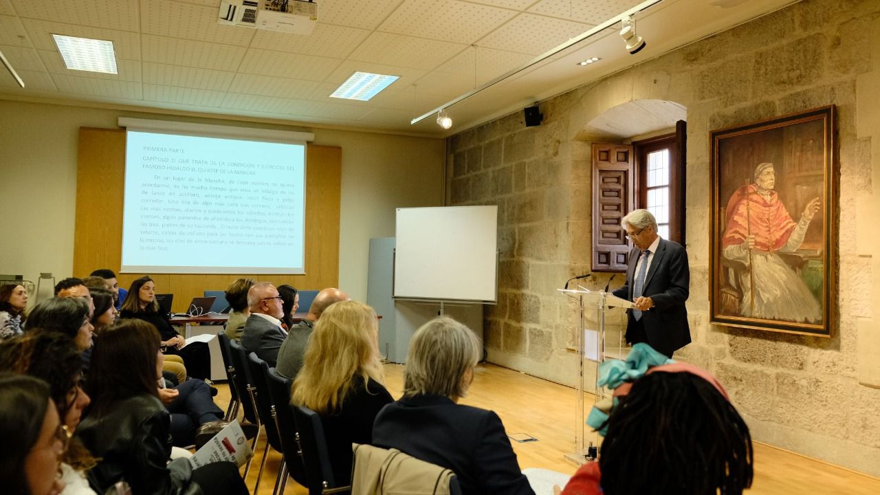 José Vicente Saz, rector de la UAH, en la Sala María Isidra de Guzmán del Rectorado de la UAH