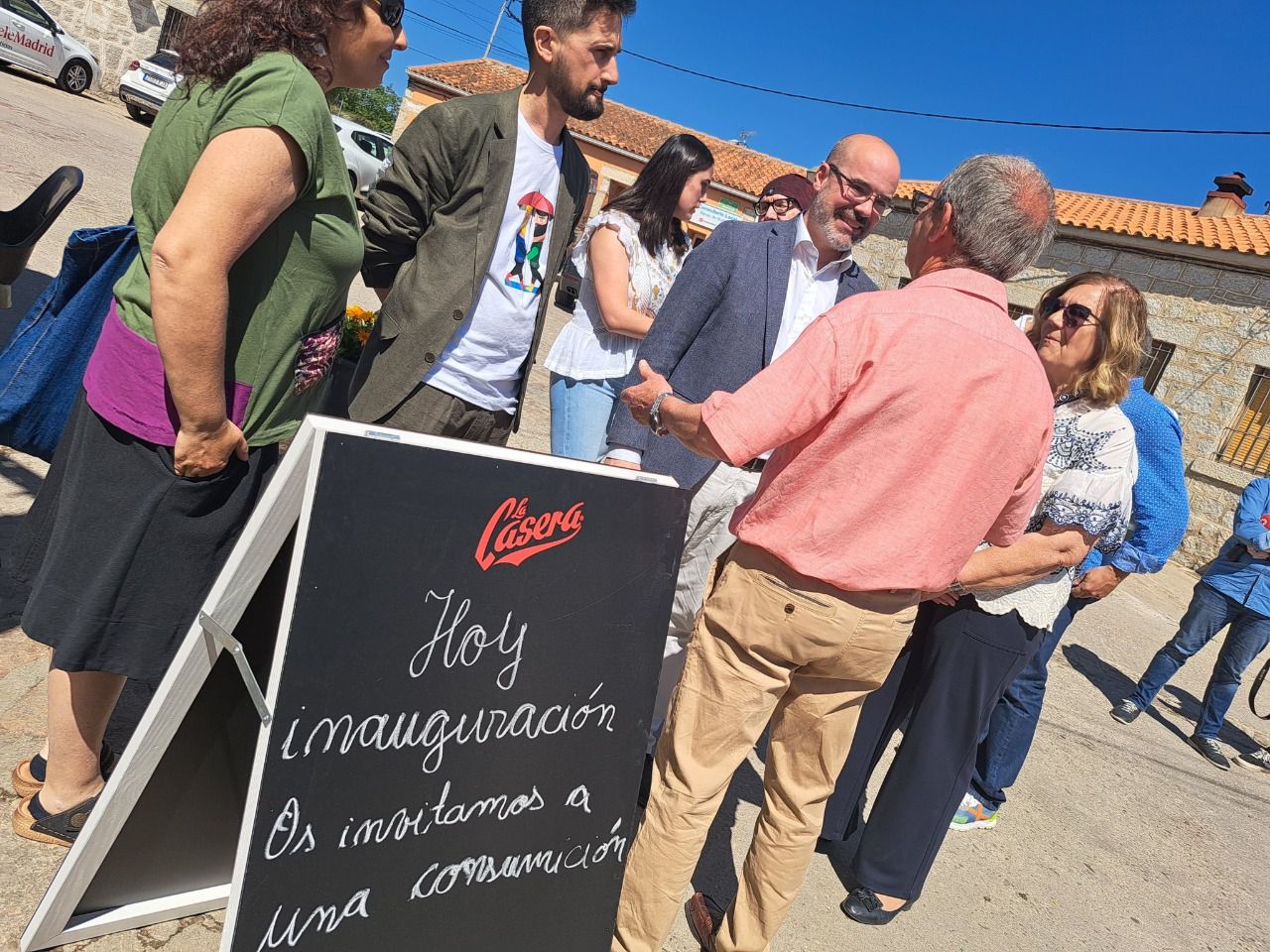 El delegado del Gobierno en la inauguración del bar en este pequeño municipio. Foto: Delegación del Gobierno