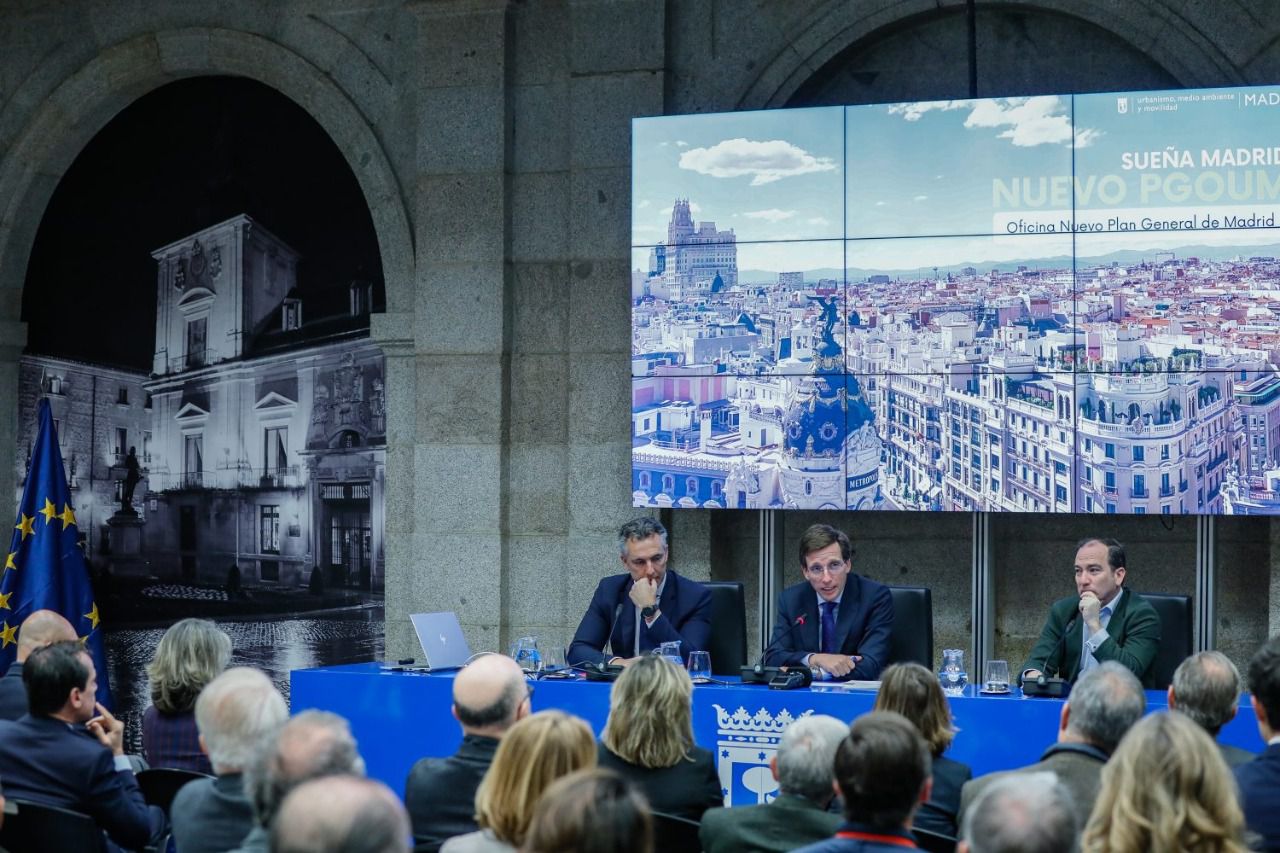 Almeida junto al consejero Carlos Novillo y el delegado de Urbanismo, Borja Carabante 
