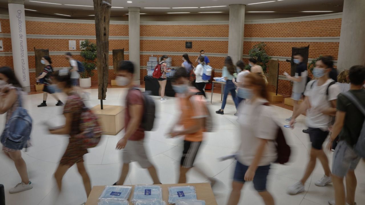 Estudiantes de las asignaturas troncales de la rama de Ciencias se dirigen a examinarse de las pruebas de la Evaluación de Acceso a la Universidad (EVAU) en el Edificio Politécnico de la Universidad de Alcalá (Foto: Jesús Hellín / Europa Press)