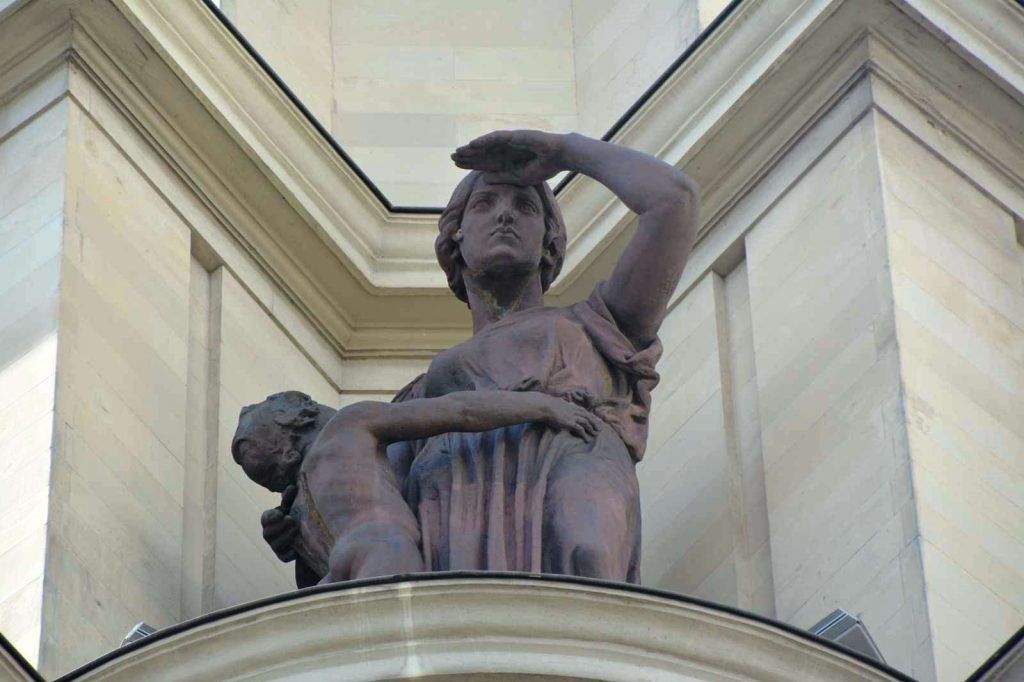 Detalle de unos de los monumentos en la fachada del edificio. Foto: COAM