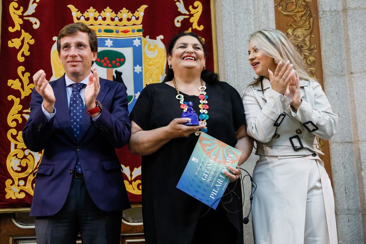 Mujeres gitanas reciben un reconocimiento por su labor de mediación (Foto: Ayuntamiento de Madrid)