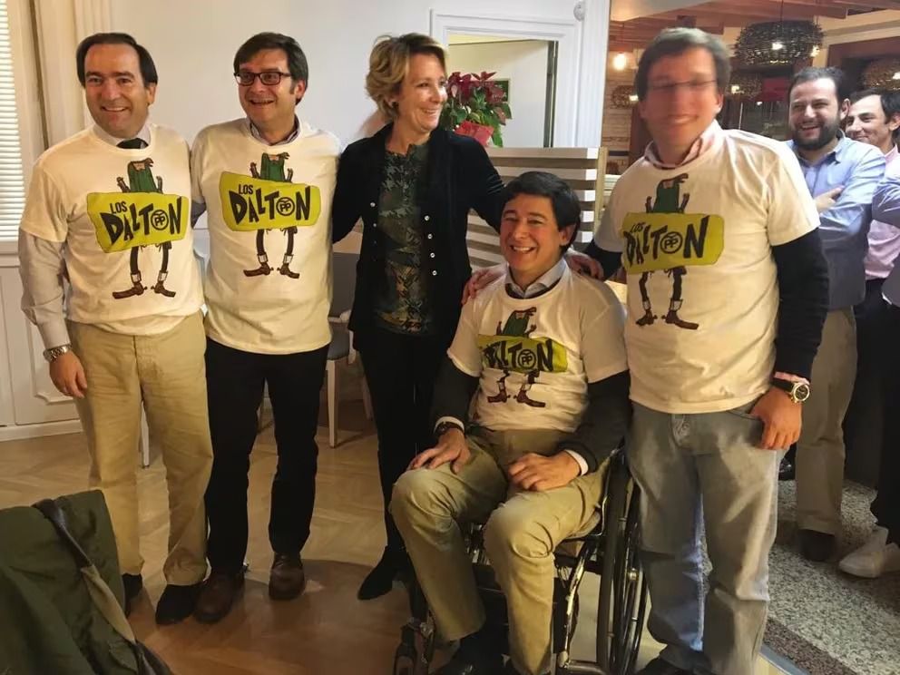 Aguirre con Almeida y sus compañeros Borja Carabante, Álvaro González y Borja Fanjul, luciendo la camiseta de 'Los Dalton'